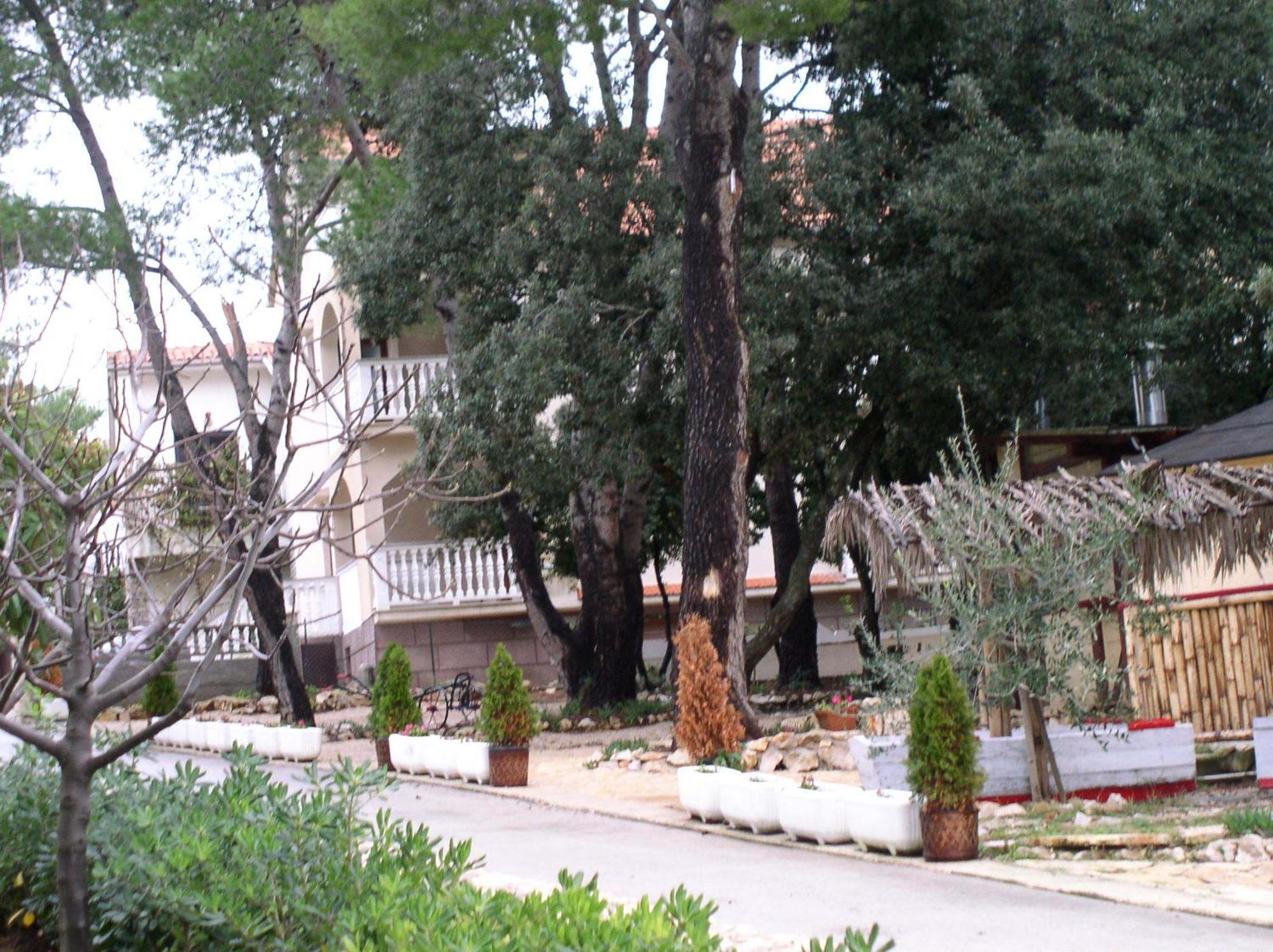 Apartments Stanko Petrcane Exterior photo